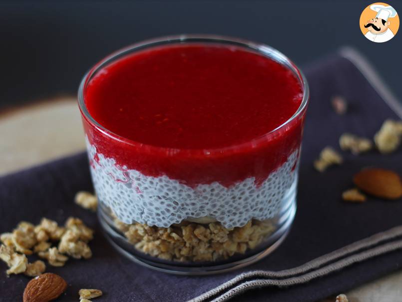 Pudding di chia al latte di cocco, lamponi e granola - foto 3