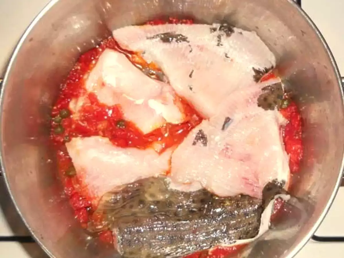 Razza alla palermitana in umido: la ricetta siciliana con pomodoro, capperi e vino bianco - foto 2