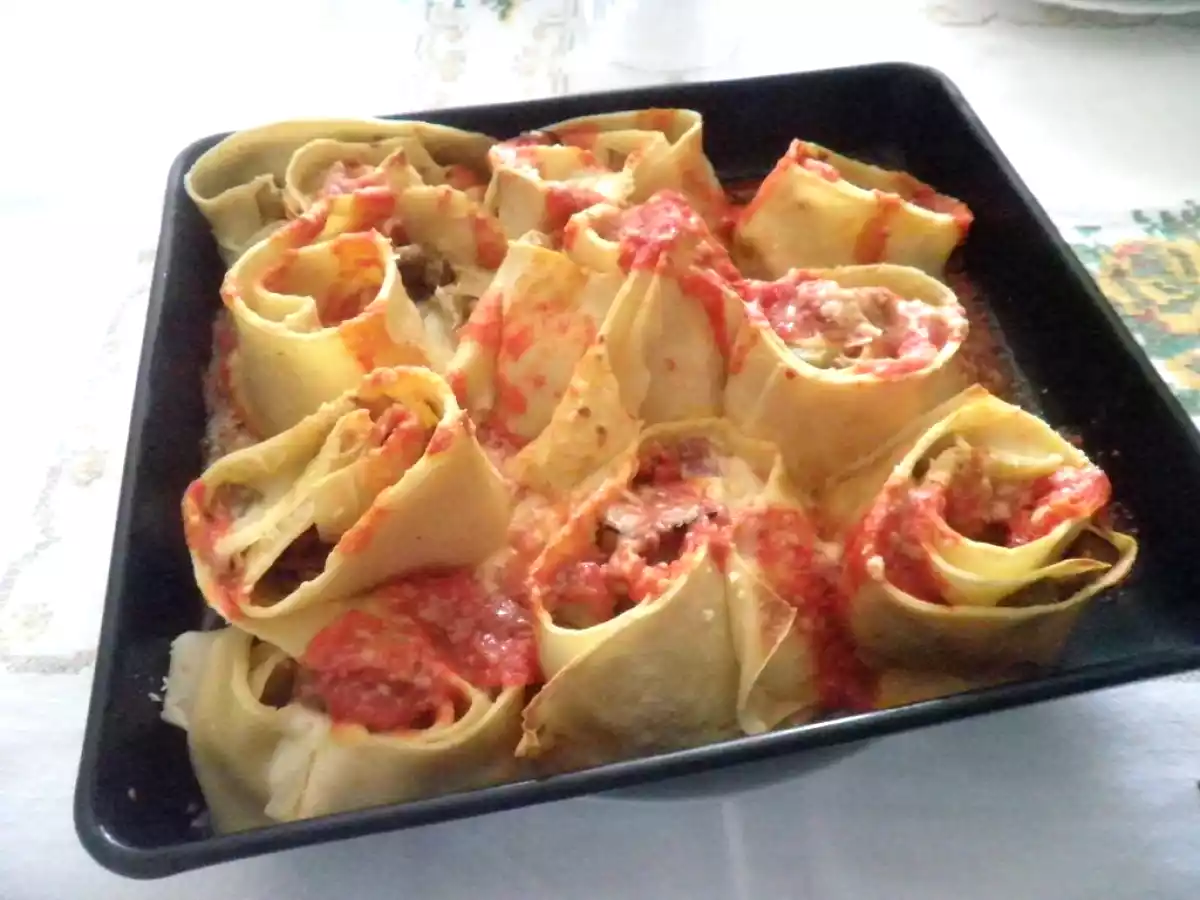 Rose di crespelle con melanzane mozzarella e salame - foto 6