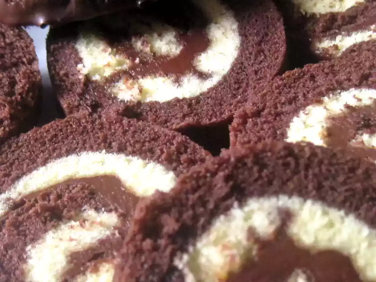 Rotolo Girella bicolore farcita con crema alle nocciole - foto 5