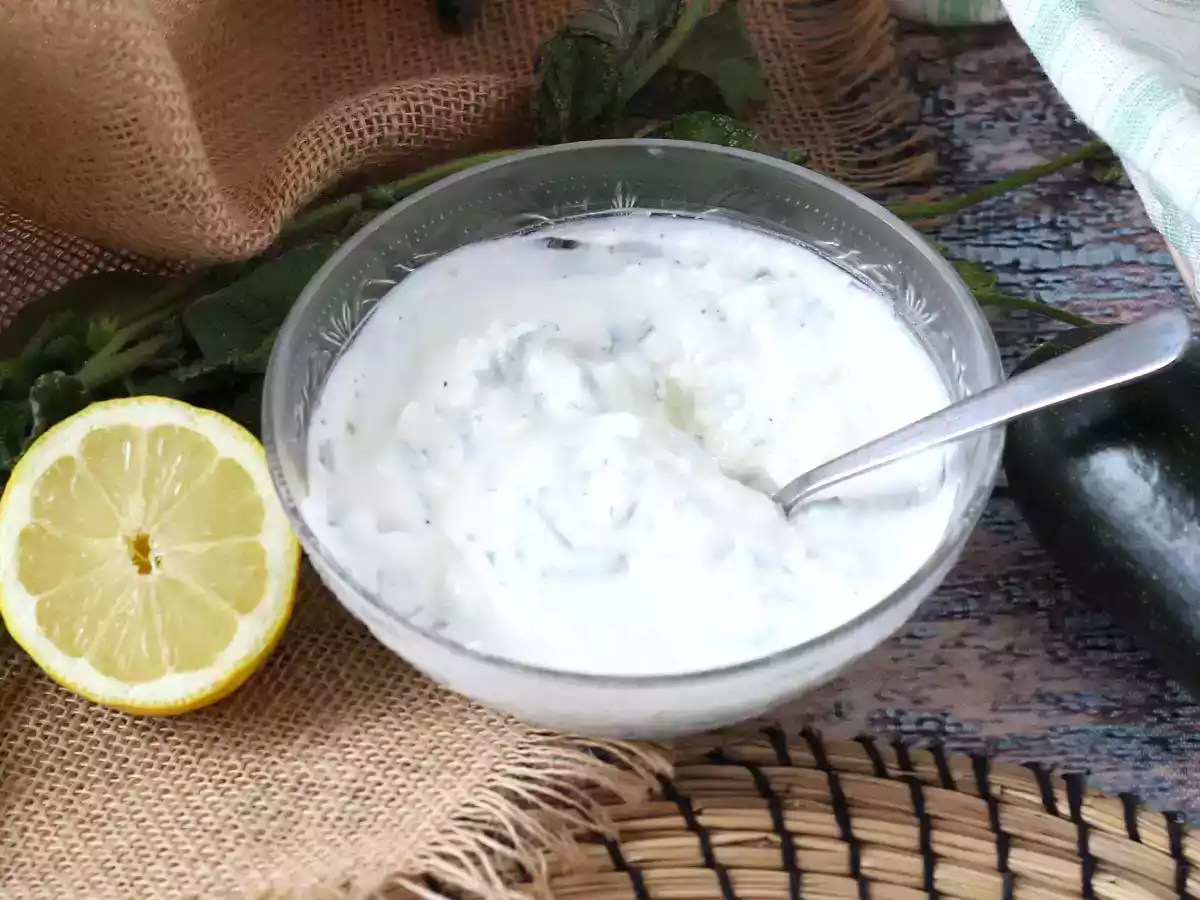 Salsa con yogurt greco, feta e menta