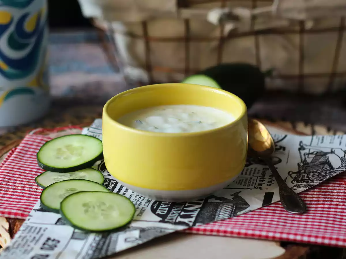 Salsa yogurt greco, cetrioli e cipolla - foto 4