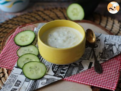 Salsa yogurt greco, cetrioli e cipolla