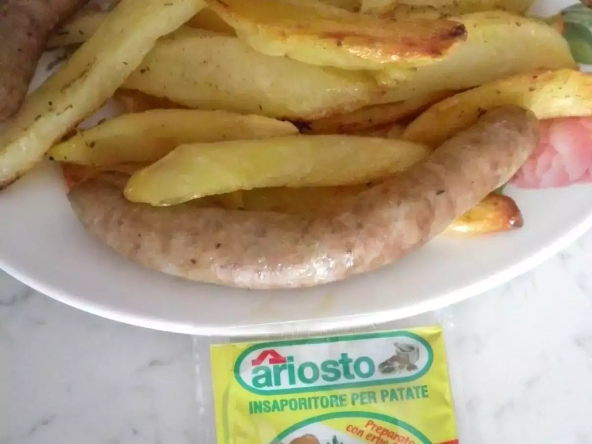 Salsicce di pollo con patate aromatizzate al forno