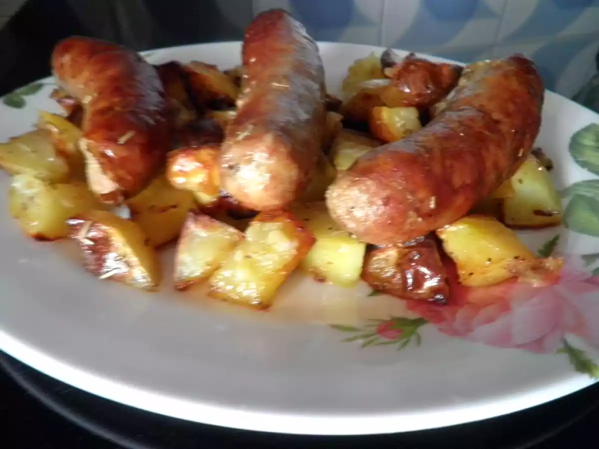Salsicce piccanti al forno con patate al vino bianco