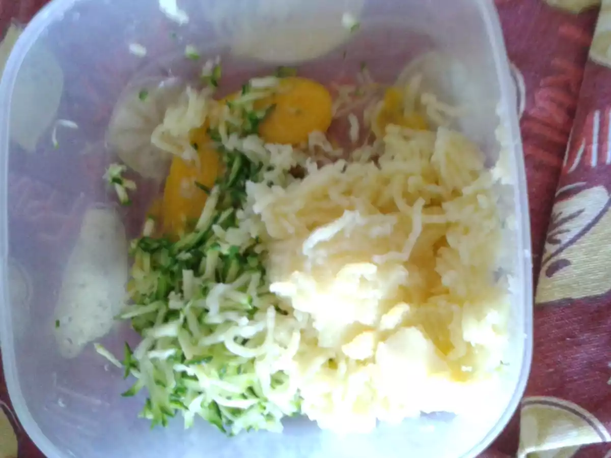 SCHIACCIATINE DI PATATE E ZUCCHINE AL CUORE DI FORMAGGIO - foto 2