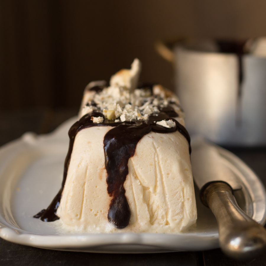 Semifreddo Al Torrone Con Cioccolata Calda Ricetta Petitchef