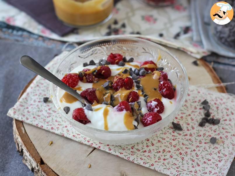 Skyr Bowl con frutti rossi, burro di arachidi e cioccolato