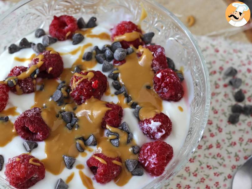 Skyr Bowl con frutti rossi, burro di arachidi e cioccolato - foto 2