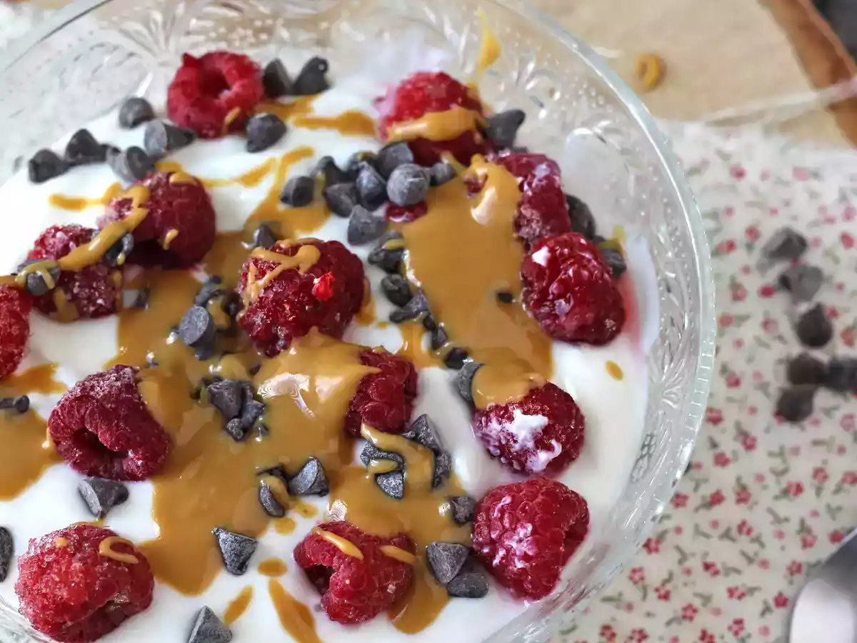 Skyr Bowl con frutti rossi, burro di arachidi e cioccolato - foto 2