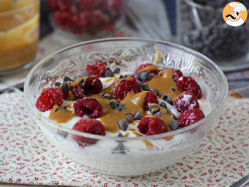 Skyr Bowl con frutti rossi, burro di arachidi e cioccolato - foto 3