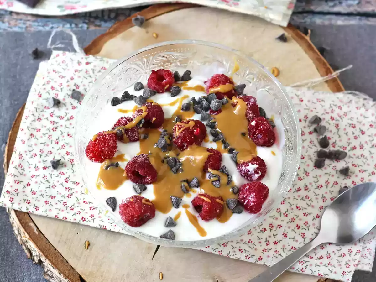 Skyr Bowl con frutti rossi, burro di arachidi e cioccolato - foto 4