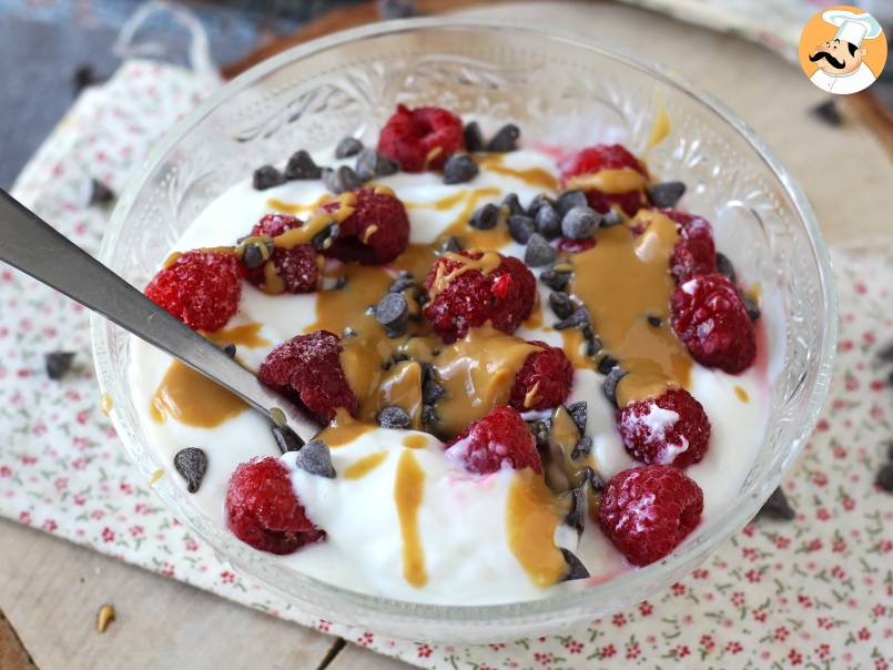 Skyr Bowl con frutti rossi, burro di arachidi e cioccolato - foto 5