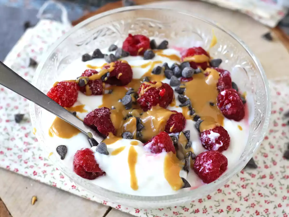 Skyr Bowl con frutti rossi, burro di arachidi e cioccolato - foto 5