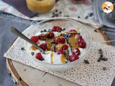 Skyr Bowl con frutti rossi, burro di arachidi e cioccolato