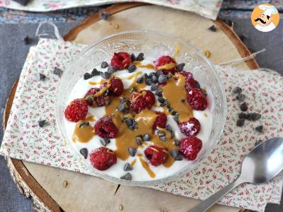 Skyr Bowl con frutti rossi, burro di arachidi e cioccolato - foto 4