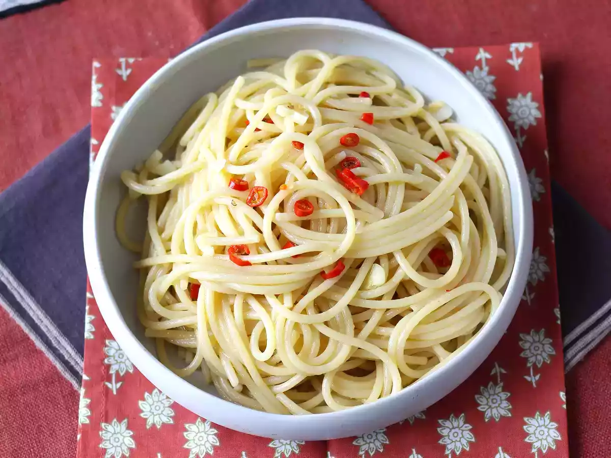 Spaghetti aglio, olio e peperoncino: il piatto last minute della tradizione italiana - foto 3