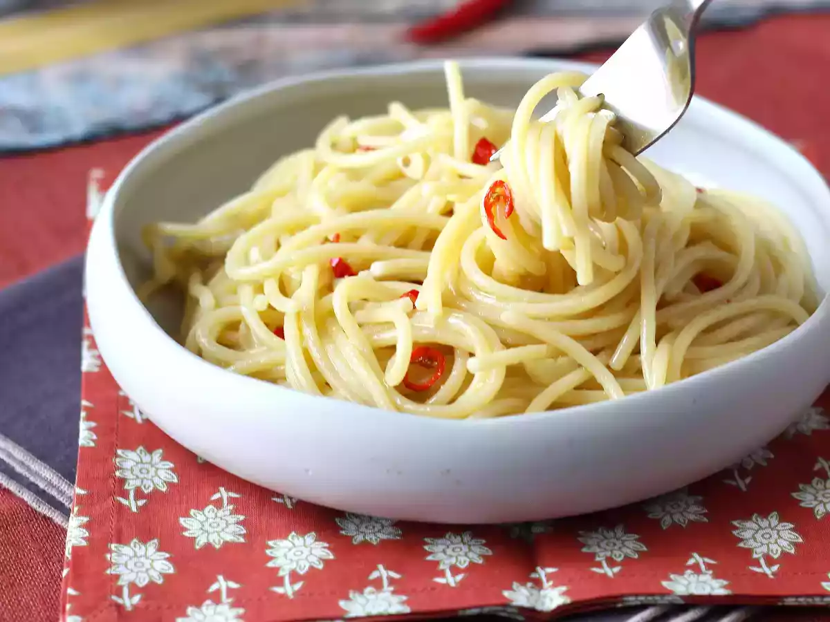 Spaghetti aglio, olio e peperoncino: il piatto last minute della tradizione italiana - foto 4