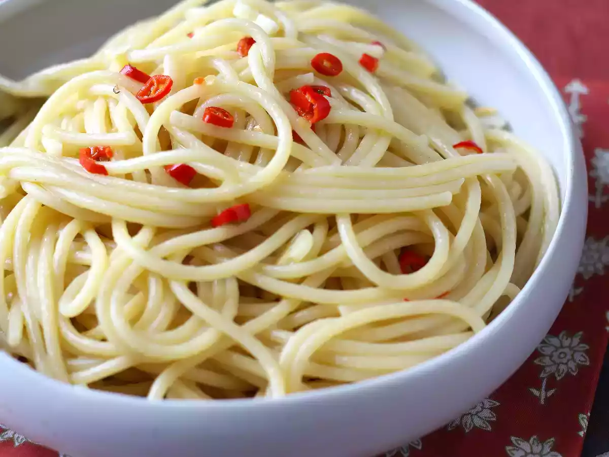 Spaghetti aglio, olio e peperoncino: il piatto last minute della tradizione italiana - foto 5