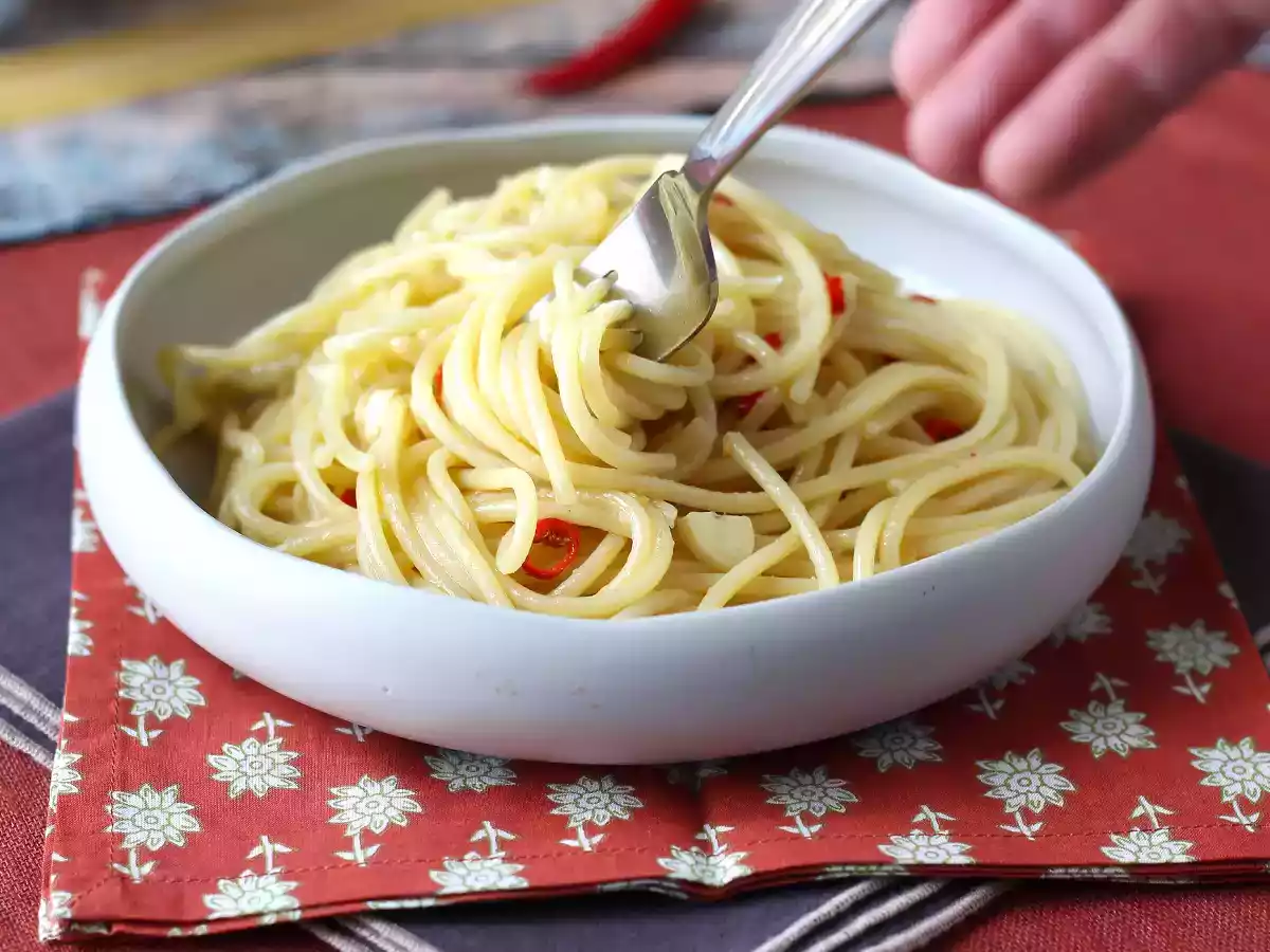 Spaghetti aglio, olio e peperoncino: il piatto last minute della tradizione italiana - foto 6