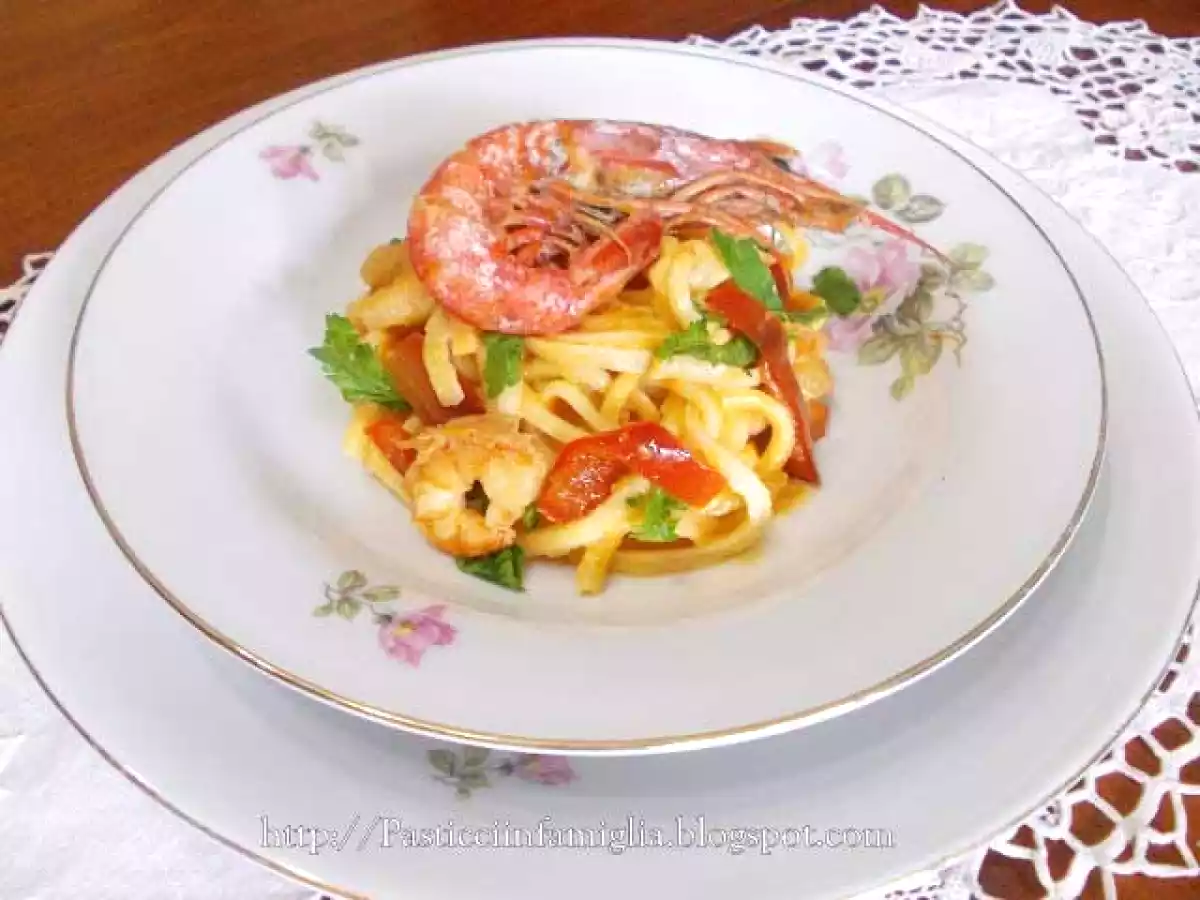 Spaghetti alla chitarra con crema di peperoni e gamberi