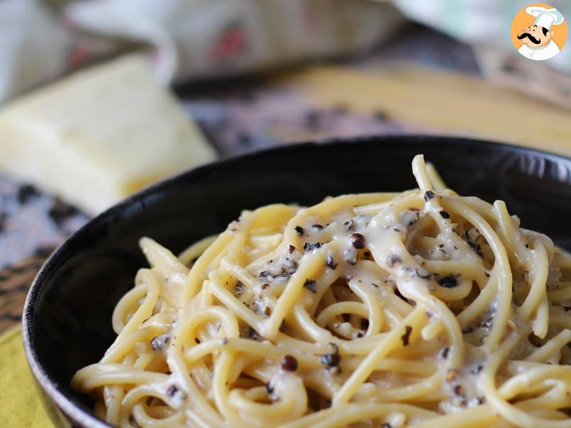 Spaghetti cacio e pepe: 3 ingredienti, un'esplosione di gusto! - foto 3