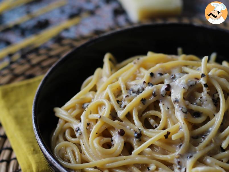 Spaghetti cacio e pepe: 3 ingredienti, un'esplosione di gusto! - foto 6