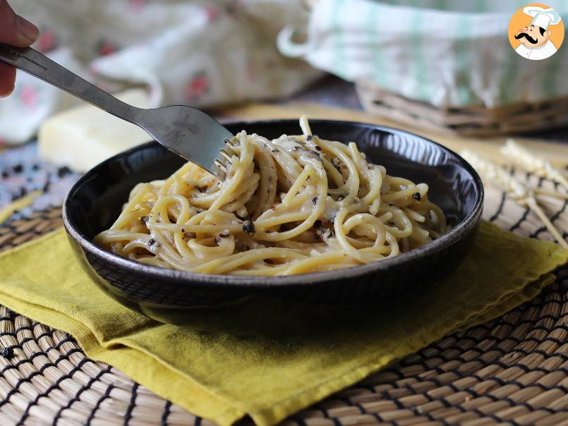 Spaghetti cacio e pepe: 3 ingredienti, un'esplosione di gusto! - foto 4