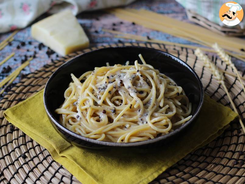 Spaghetti cacio e pepe: 3 ingredienti, un'esplosione di gusto! - foto 5