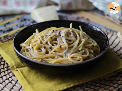 Spaghetti cacio e pepe: 3 ingredienti, un'esplosione di gusto!