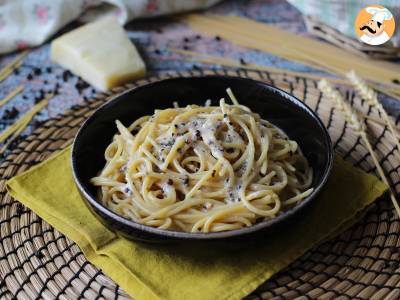 Spaghetti cacio e pepe: 3 ingredienti, un'esplosione di gusto! - foto 5