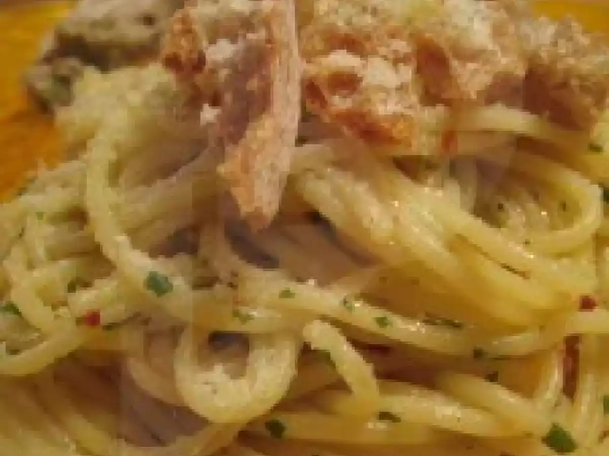 Spaghetti con pomodori e briciole croccanti