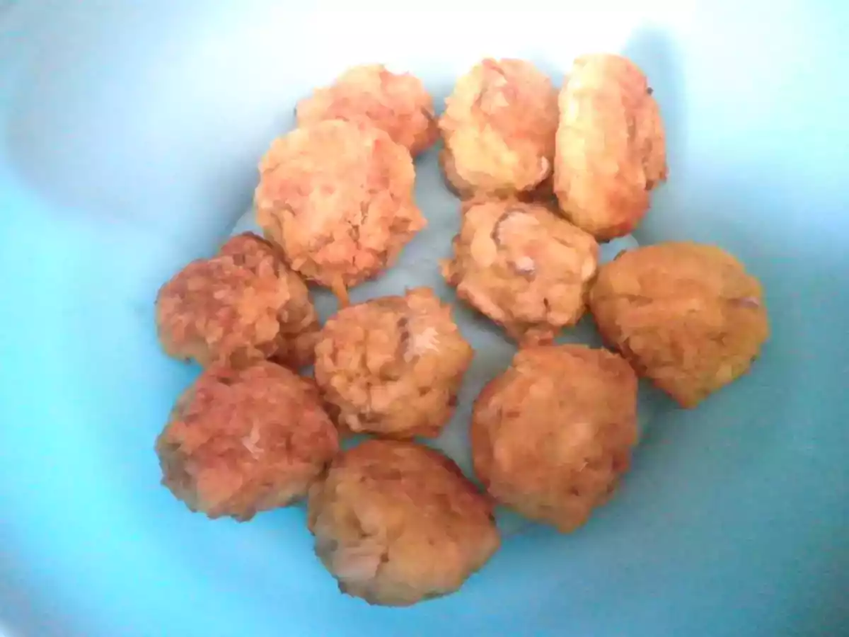 Spaghetti con sugo al pomodoro fresco e polpette di alici - foto 9