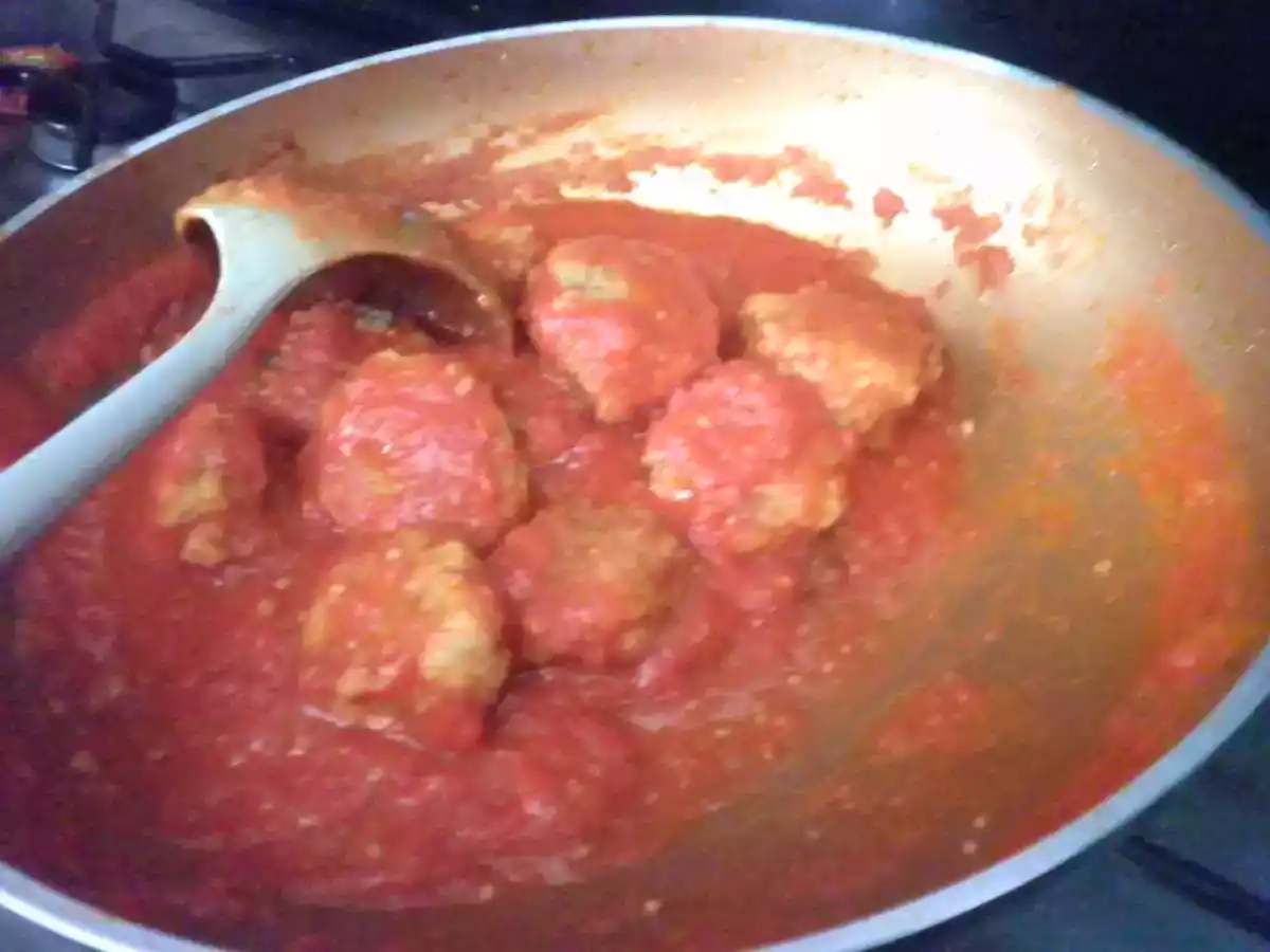 Spaghetti con sugo al pomodoro fresco e polpette di alici - foto 10
