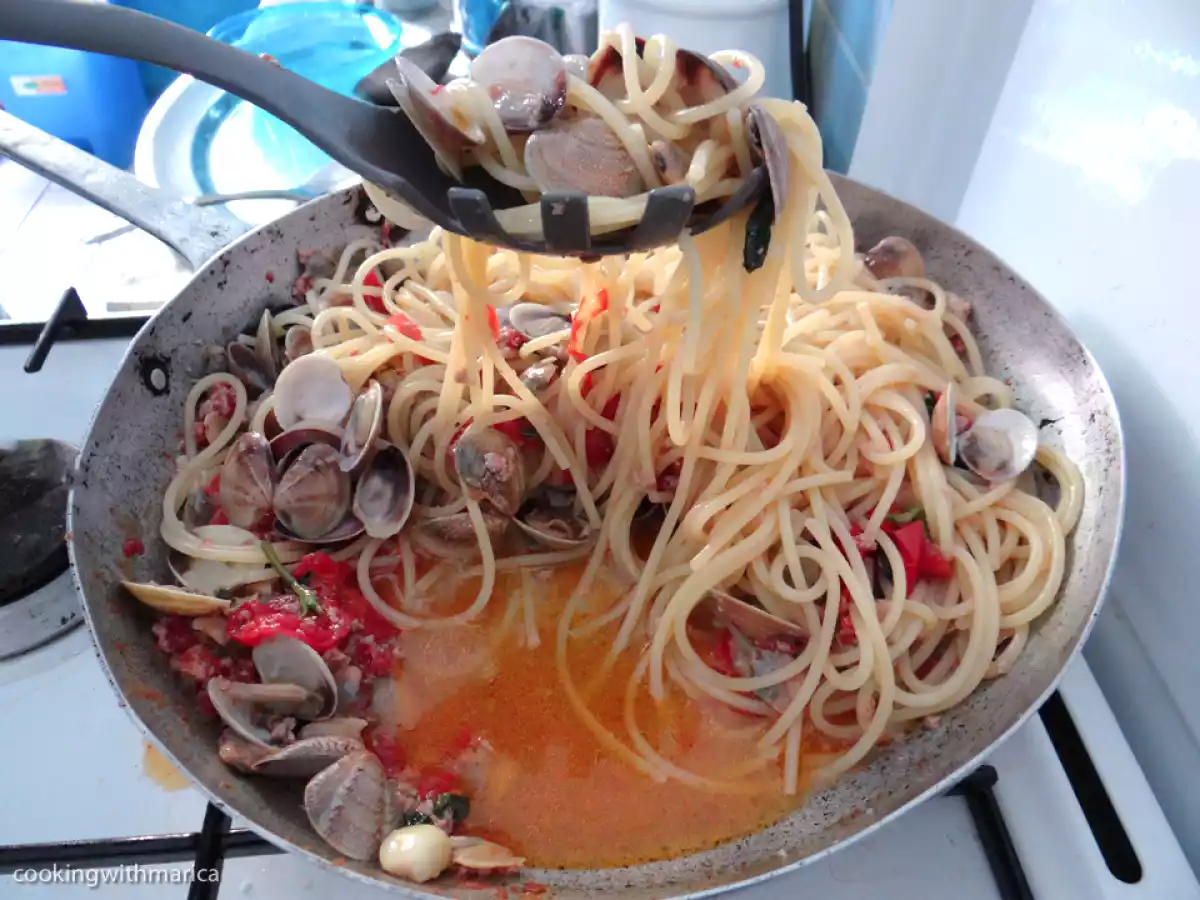 Spaghetti di Gragnano con vongole e canocchie
