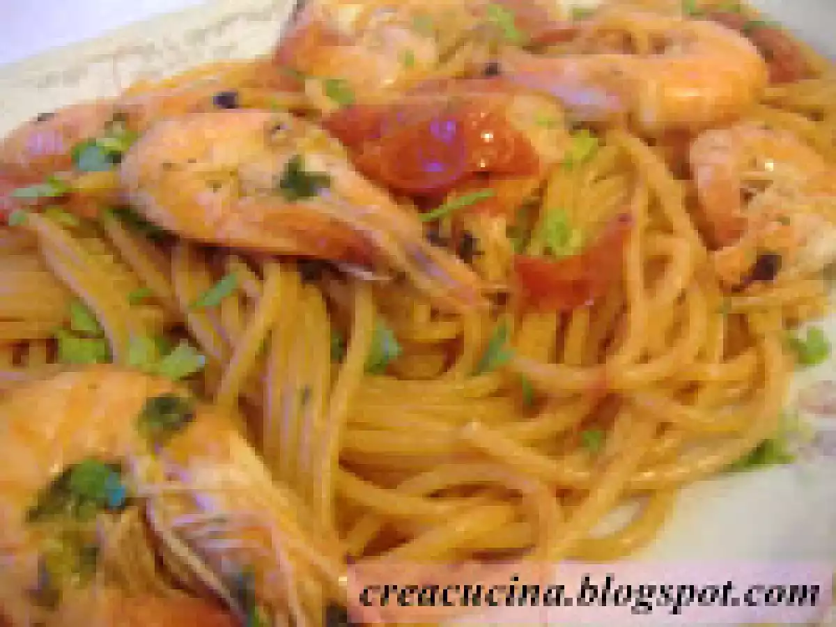 SPAGHETTI ROSSI...MA PROPRIO ROSSI (AL PEPERONCINO) CON GAMBERI E POMODORINI - foto 2