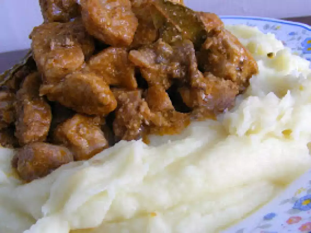 Spezzatino di maiale in padella: il segreto per un secondo morbido, profumato e saporito