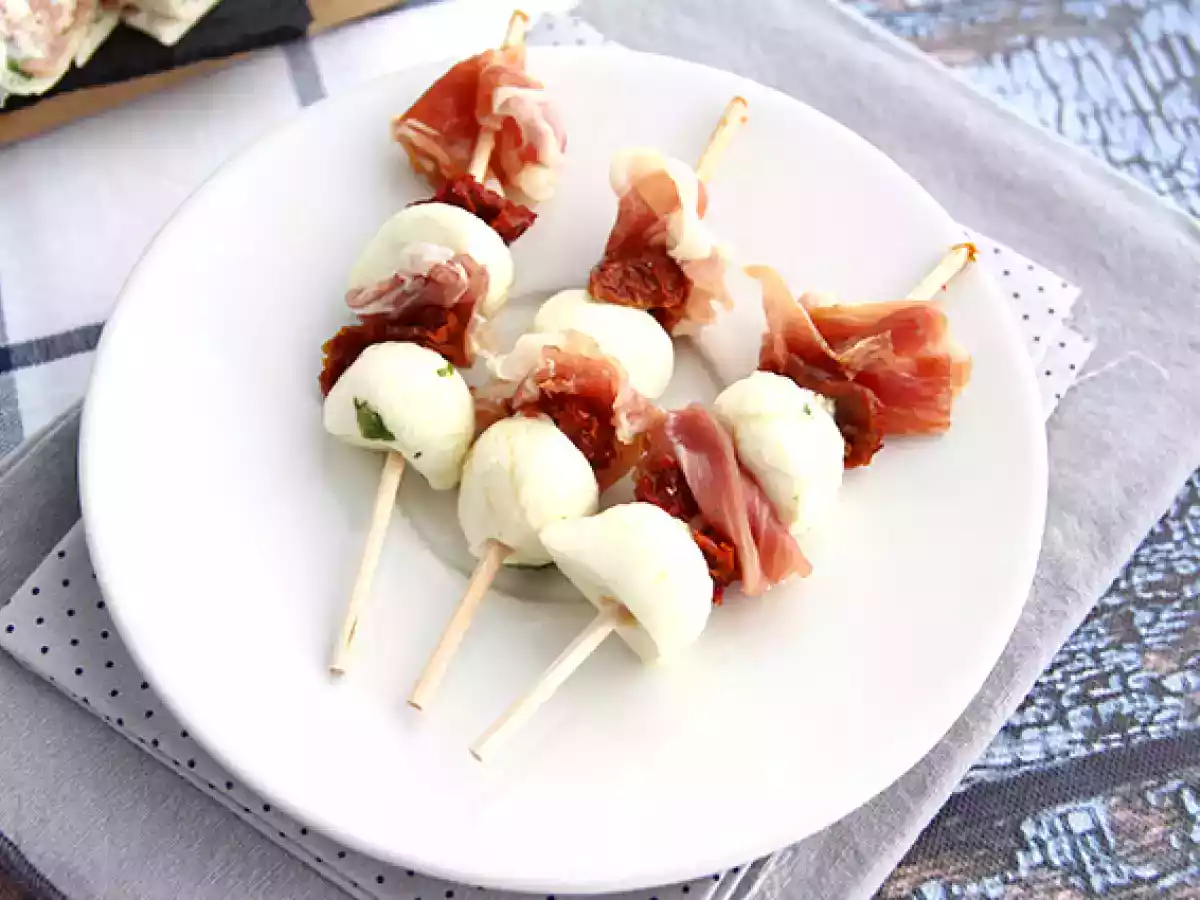 Spiedini aperitivo - Mozzarella, prosciutto crudo e pomodori secchi