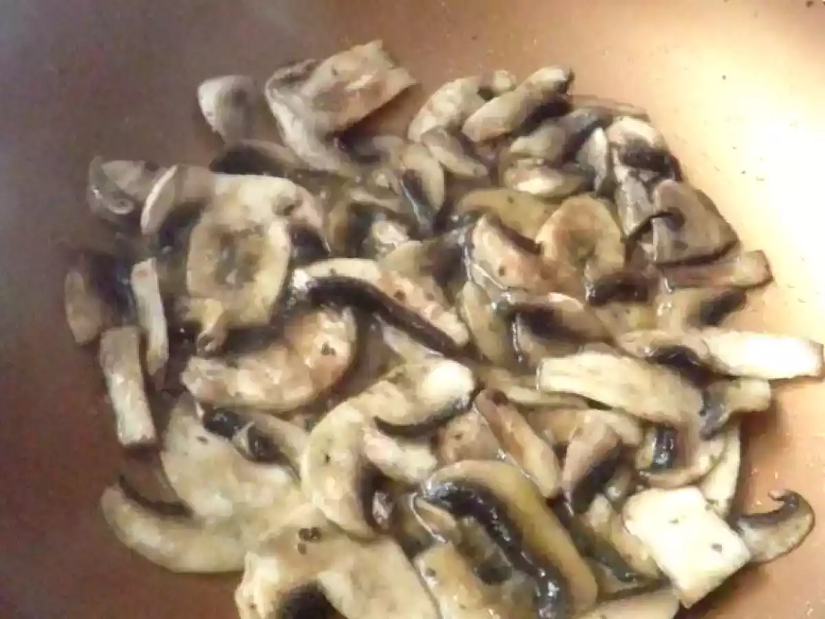 Tagliatelle al cacao con Ricotta al Tartufo salsiccia e funghi