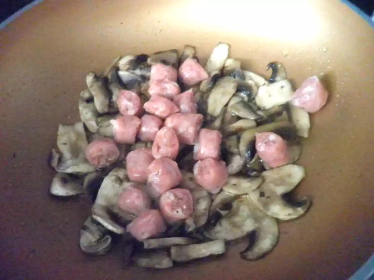 Tagliatelle al cacao con Ricotta al Tartufo salsiccia e funghi - foto 3