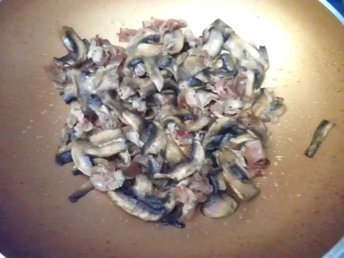 Tagliatelle alla carruba con funghi panna e speck croccante