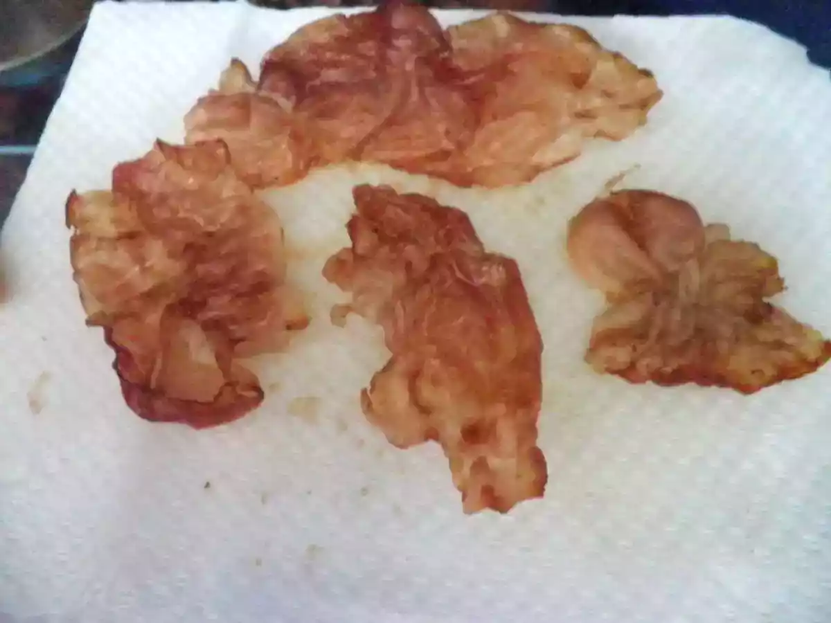 Tagliatelle alla carruba con funghi panna e speck croccante - foto 2