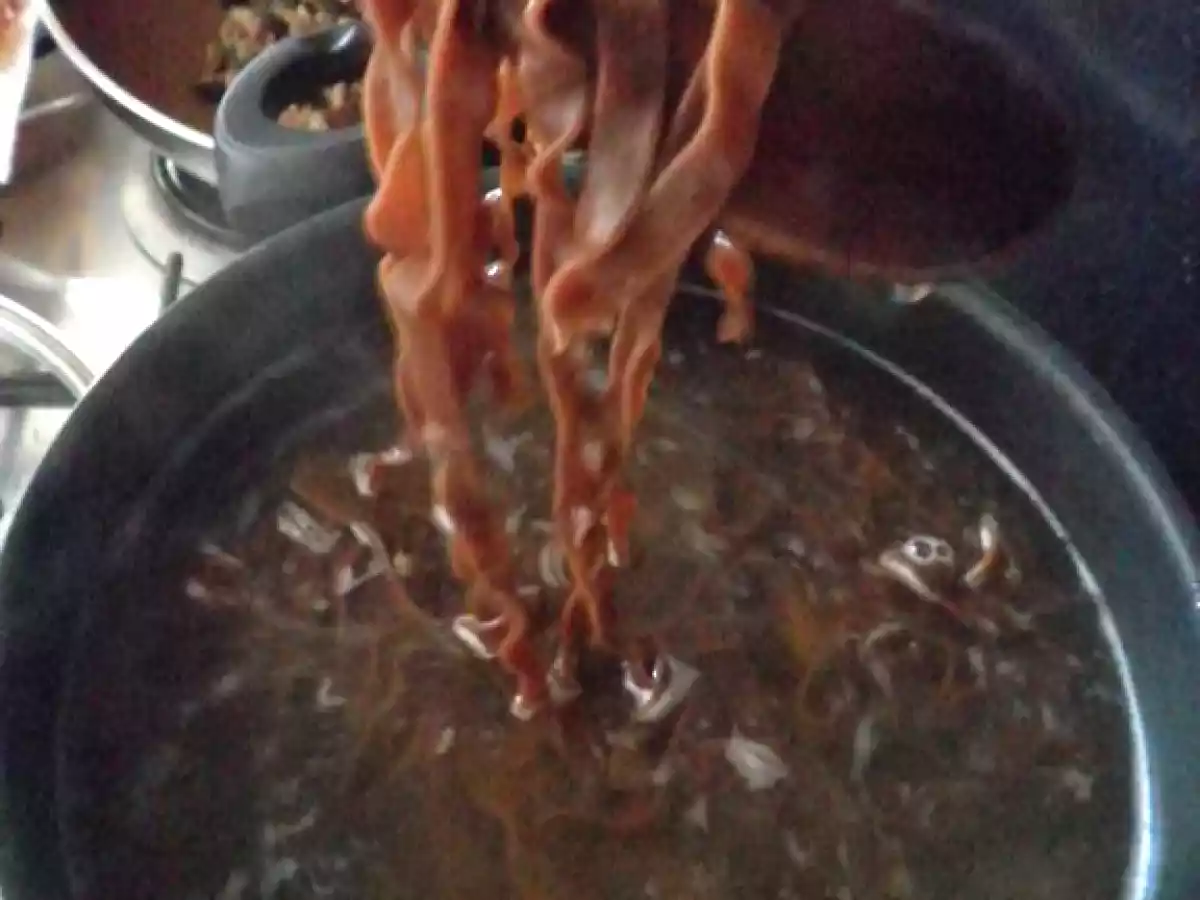 Tagliatelle alla carruba con funghi panna e speck croccante - foto 3