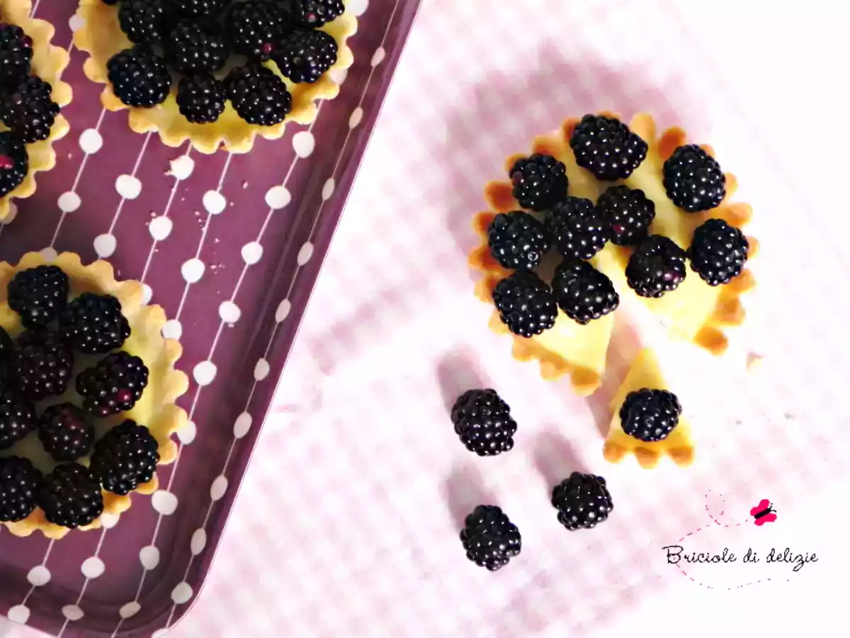 Tartellette alle more e crema pasticcera