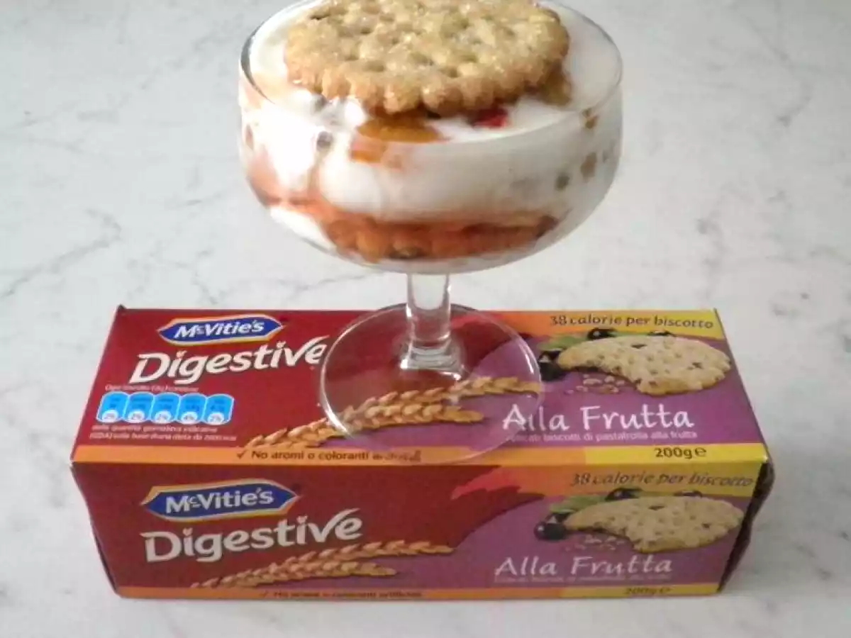 Tiramisu allo yogurt con pesche noci caramellate alla cannella