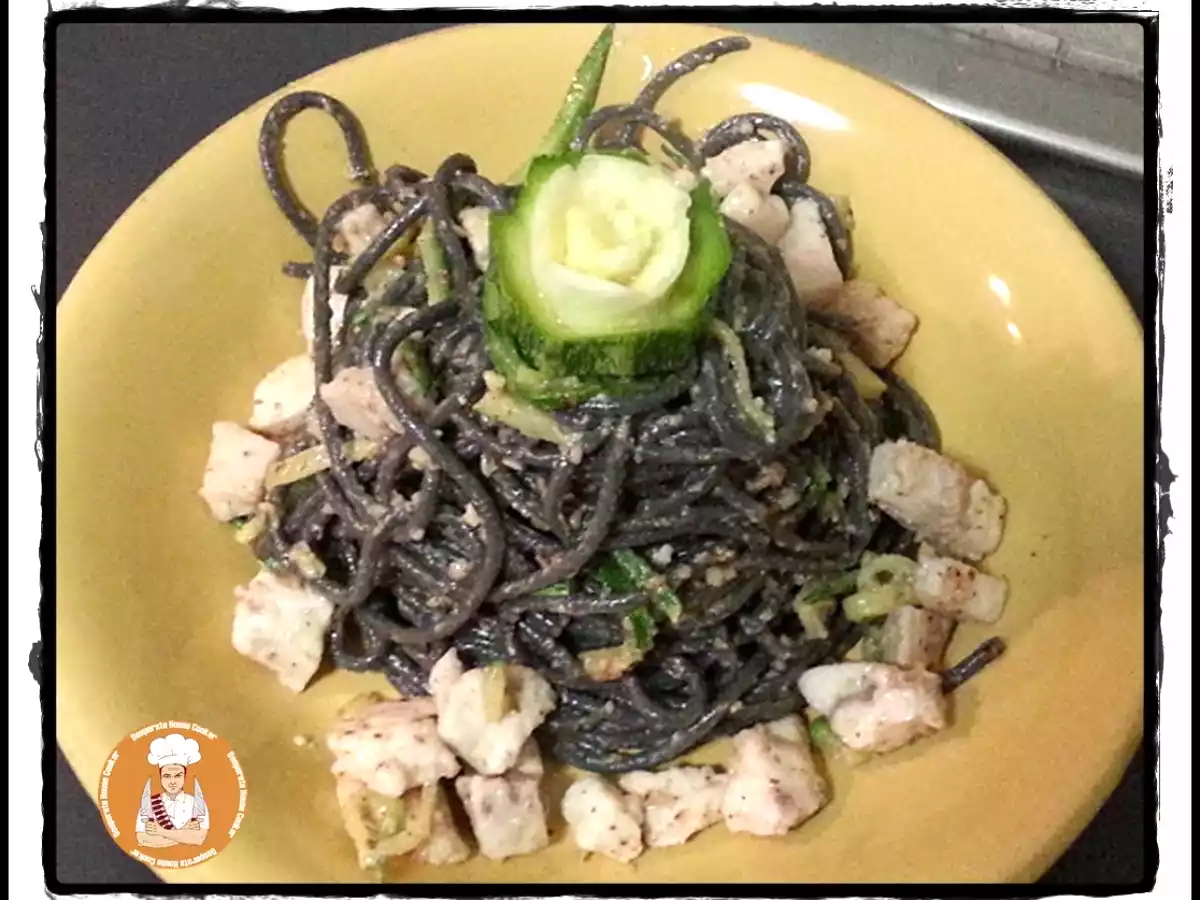 Tonnarelli al nero con pesce spada, zucchine e pesto di mandorle