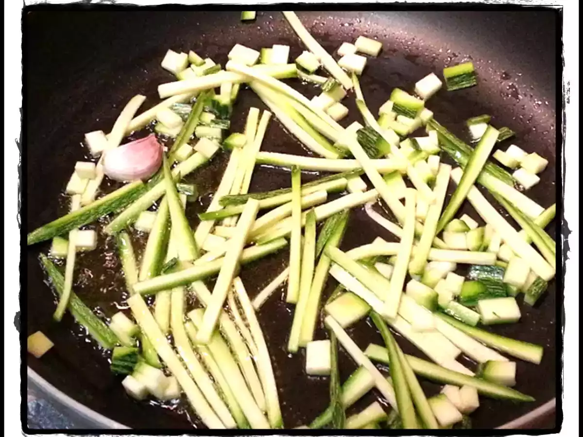 Tonnarelli al nero con pesce spada, zucchine e pesto di mandorle - foto 3