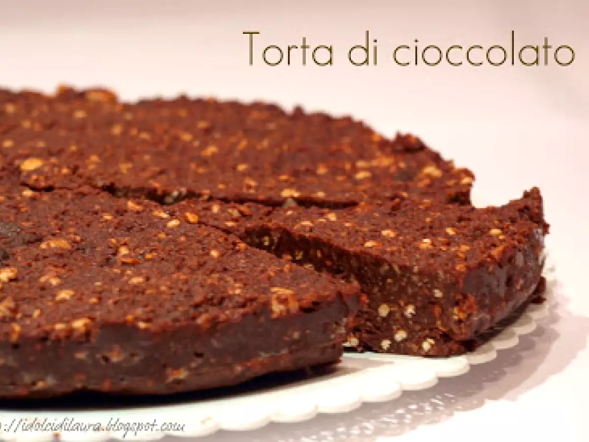 Torta al cioccolato senza forno: ricetta facile e veloce con biscotti e riso soffiato