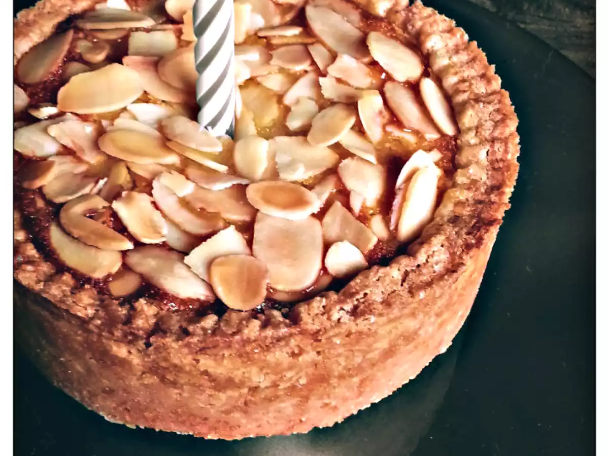 Torta con crema bisbetica e mandorle amare
