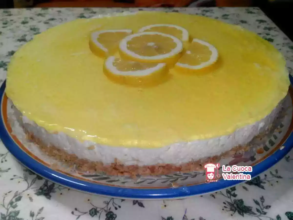 Torta con fondo biscottato farcita con panna e gelatina al limone